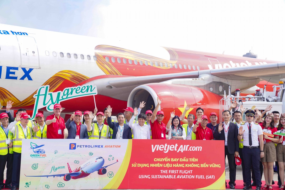 Chuyến bay đầu tiên được tra nạp nhiên liệu SAF tại Việt Nam do Vietjet khai thác cất cánh sáng nay từ sân bay Tân Sơn Nhất, TP.HCM đến Melbourne (Australia) Chuyến bay đầu tiên được tra nạp nhiên liệu SAF tại Việt Nam do Vietjet khai thác cất cánh sáng nay từ sân bay Tân Sơn Nhất, TP.HCM đến Melbourne (Australia)