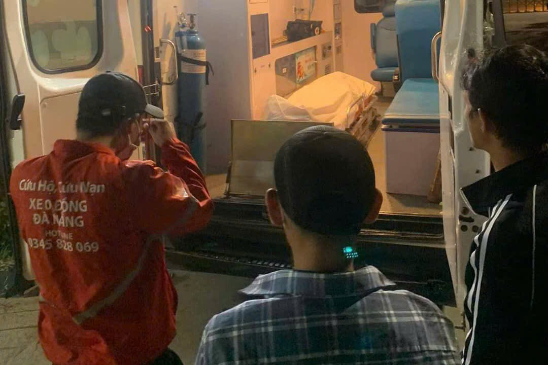 Đội SOS Đà Nẵng hỗ trợ đưa nạn nhân về quê. Ảnh: Văn Anh Đội SOS Đà Nẵng hỗ trợ đưa nạn nhân về quê. Ảnh: Văn Anh
