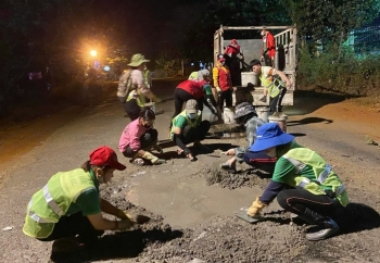 Những chiến sĩ tình nguyện trắng đêm 'vá đường' miễn phí ở Gia Lai
