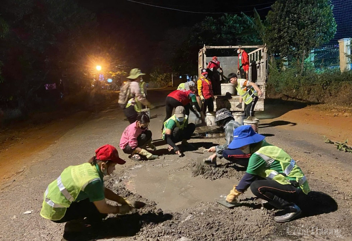 Những chiến sĩ tình nguyện trắng đêm 'vá đường' miễn phí ở Gia Lai