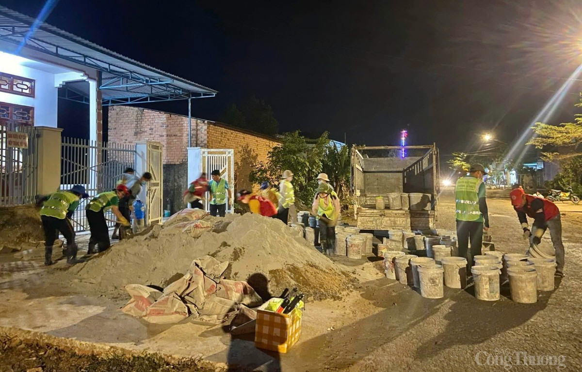 Những chiến sĩ tình nguyện trắng đêm 'vá đường' miễn phí ở Gia Lai