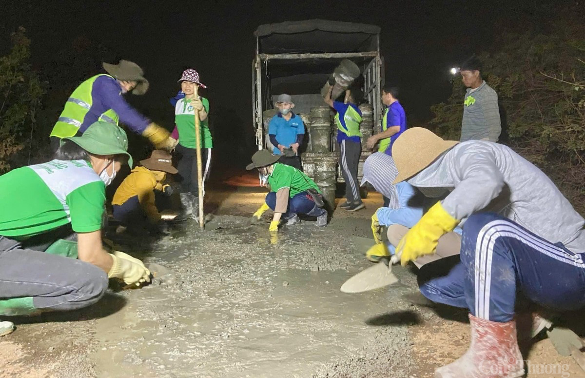 Những chiến sĩ tình nguyện trắng đêm 'vá đường' miễn phí ở Gia Lai