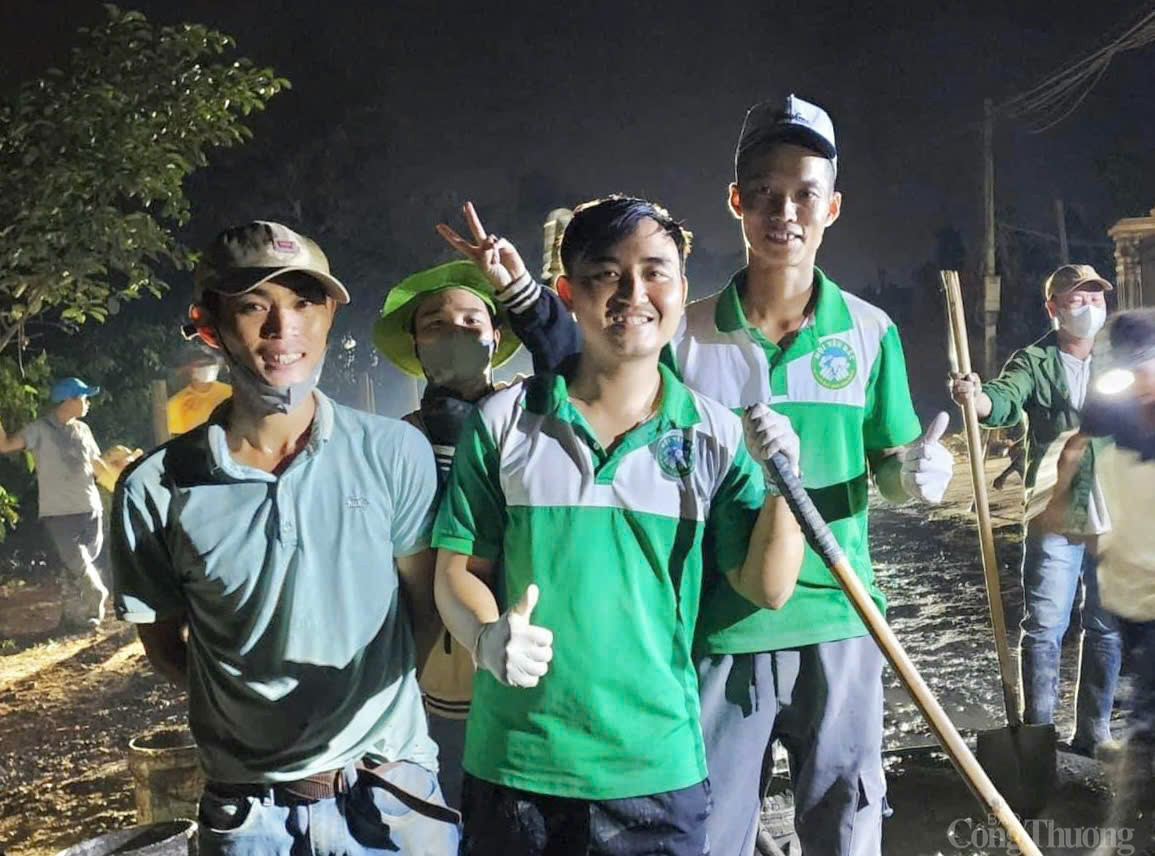 Những chiến sĩ tình nguyện trắng đêm 'vá đường' miễn phí ở Gia Lai