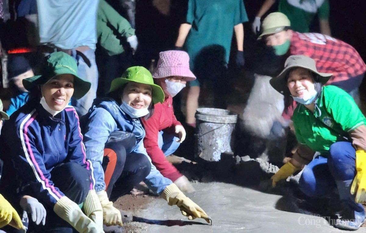 Những chiến sĩ tình nguyện trắng đêm 'vá đường' miễn phí ở Gia Lai