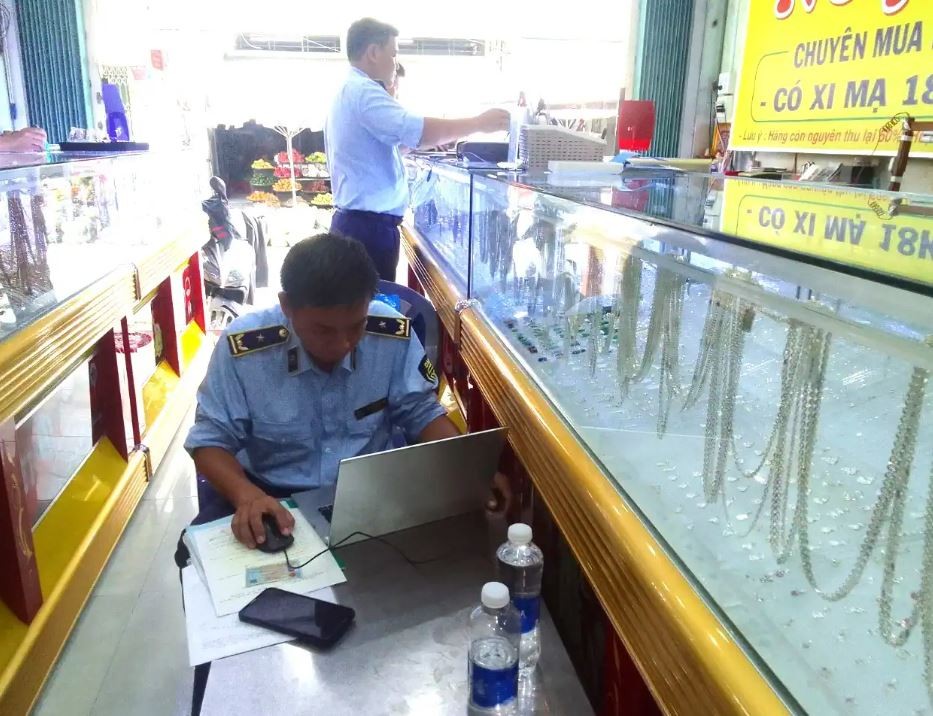 Cục Quản lý thị trường TP. Cần Thơ đang kiểm tra tại một cửa hàng kinh doanh vàng bạc trên địa bàn thành phố. Cục Quản lý thị trường TP. Cần Thơ đang kiểm tra tại một cửa hàng kinh doanh vàng bạc trên địa bàn thành phố.