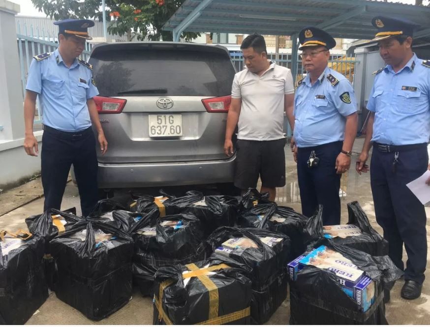 Lực lượng Quản lý thị trường TP. Cần Thơ khám phương tiện cất giấu thuốc lá điếu nhập lậu. Ảnh: Cục Quản lý thị trường TP. Cần Thơ Lực lượng Quản lý thị trường TP. Cần Thơ khám phương tiện cất giấu thuốc lá điếu nhập lậu. Ảnh: Cục Quản lý thị trường TP. Cần Thơ