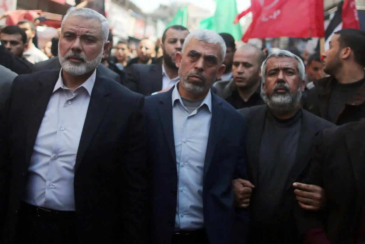 Ông Sinwar, cùng với cố Thủ lĩnh Ismail Haniyeh (bên trái), tại đám tang của một nhà lãnh đạo Hamas khác ở Thành phố Gaza năm 2017. Ảnh: AP Ông Sinwar, cùng với cố Thủ lĩnh Ismail Haniyeh (bên trái), tại đám tang của một nhà lãnh đạo Hamas khác ở Thành phố Gaza năm 2017. Ảnh: AP