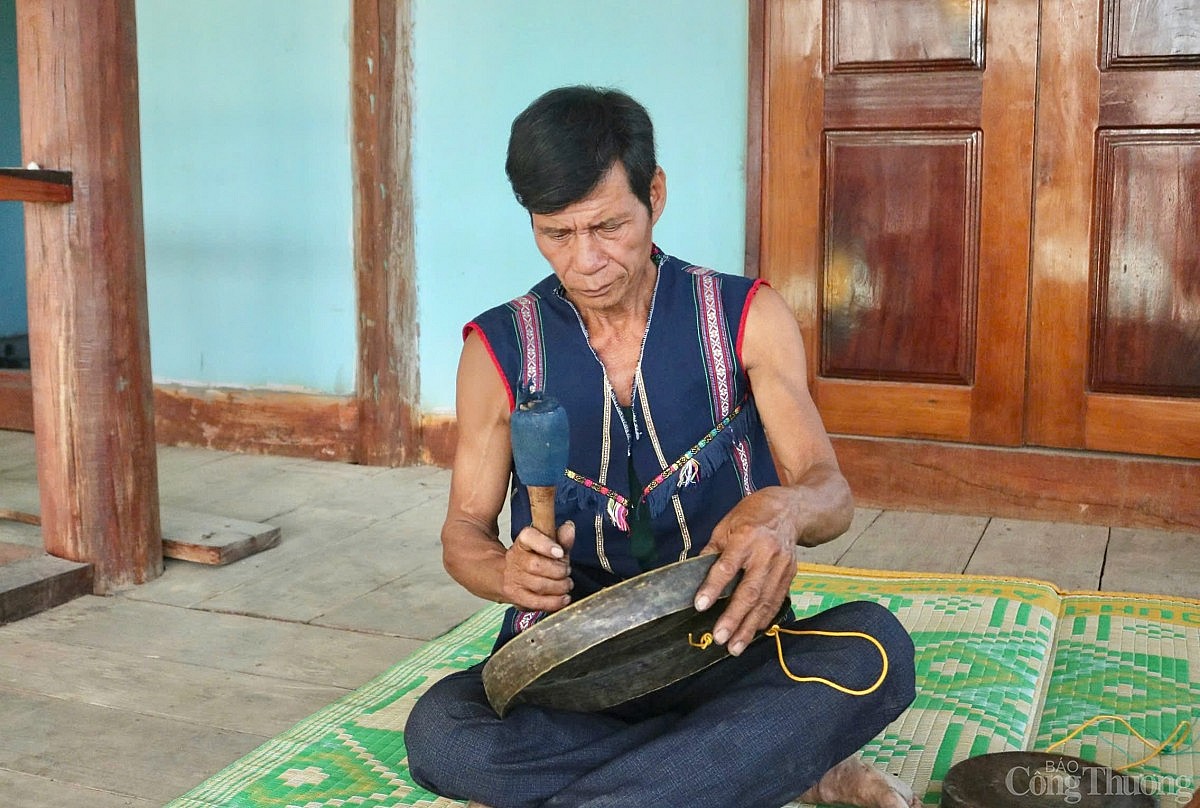 Nghệ nhân A Sứp - người nặng lòng với văn hoá cồng chiêng Tây Nguyên