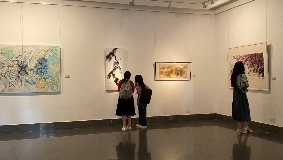 Triển lãm thu hút sự quan tâm của những bạn trẻ yêu thích nghệ thuật. Ảnh: Như Hoàng