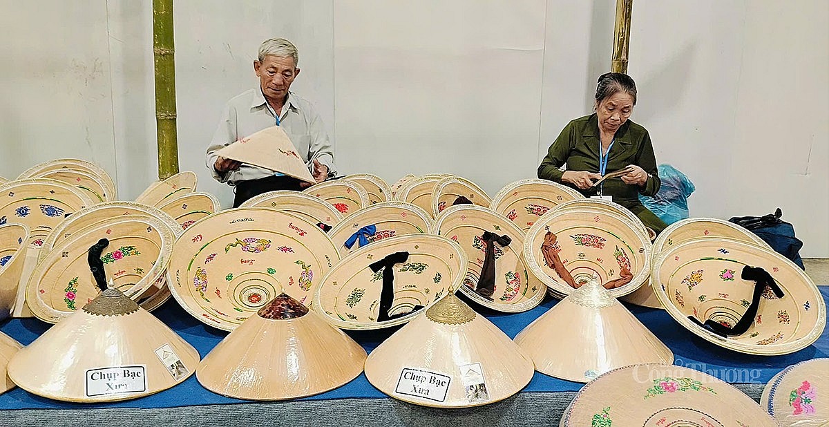 Các nghệ nhân làng nghề thao diễn sản phẩm Các nghệ nhân làng nghề thao diễn sản phẩm