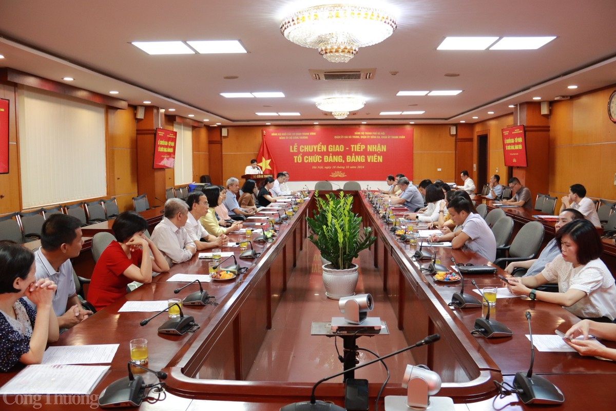 Lễ chuyển giao, tiếp nhận tổ chức đảng, đảng viên về trực thuộc các Quận ủy thuộc Thành ủy Hà Nội Lễ chuyển giao, tiếp nhận tổ chức đảng, đảng viên về trực thuộc các Quận ủy thuộc Thành ủy Hà Nội