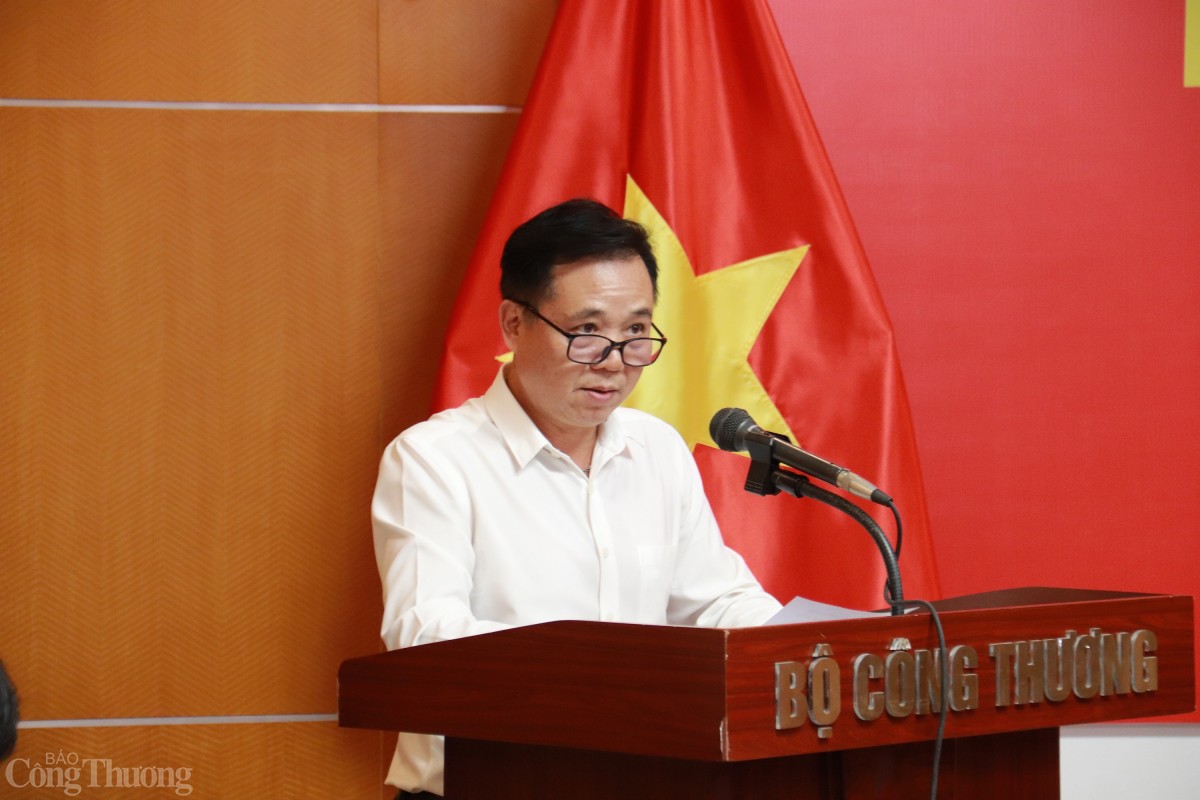 Lễ chuyển giao, tiếp nhận tổ chức đảng, đảng viên về trực thuộc các Quận ủy thuộc Thành ủy Hà Nội Lễ chuyển giao, tiếp nhận tổ chức đảng, đảng viên về trực thuộc các Quận ủy thuộc Thành ủy Hà Nội