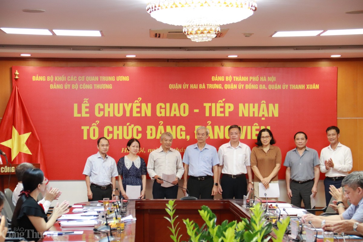 Lễ chuyển giao, tiếp nhận tổ chức đảng, đảng viên về trực thuộc các Quận ủy thuộc Thành ủy Hà Nội Lễ chuyển giao, tiếp nhận tổ chức đảng, đảng viên về trực thuộc các Quận ủy thuộc Thành ủy Hà Nội