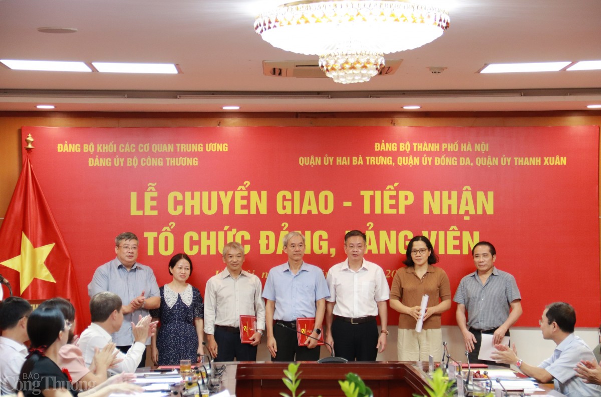 Lễ chuyển giao, tiếp nhận tổ chức đảng, đảng viên về trực thuộc các Quận ủy thuộc Thành ủy Hà Nội Lễ chuyển giao, tiếp nhận tổ chức đảng, đảng viên về trực thuộc các Quận ủy thuộc Thành ủy Hà Nội