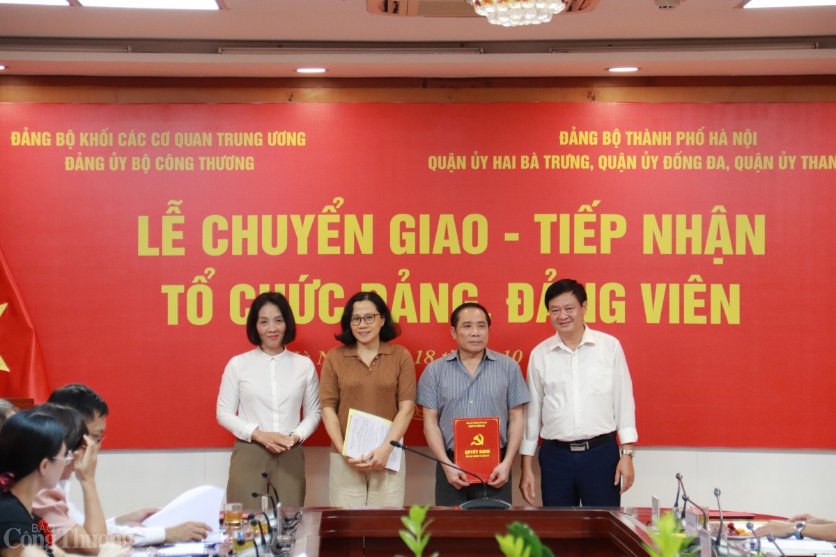 Lễ chuyển giao, tiếp nhận tổ chức đảng, đảng viên về trực thuộc các Quận ủy thuộc Thành ủy Hà Nội Lễ chuyển giao, tiếp nhận tổ chức đảng, đảng viên về trực thuộc các Quận ủy thuộc Thành ủy Hà Nội