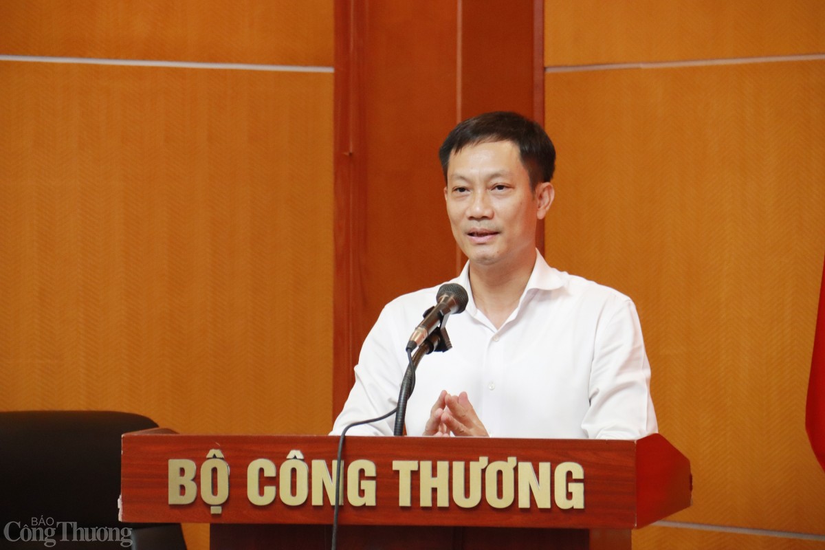 Lễ chuyển giao, tiếp nhận tổ chức đảng, đảng viên về trực thuộc các Quận ủy thuộc Thành ủy Hà Nội Lễ chuyển giao, tiếp nhận tổ chức đảng, đảng viên về trực thuộc các Quận ủy thuộc Thành ủy Hà Nội