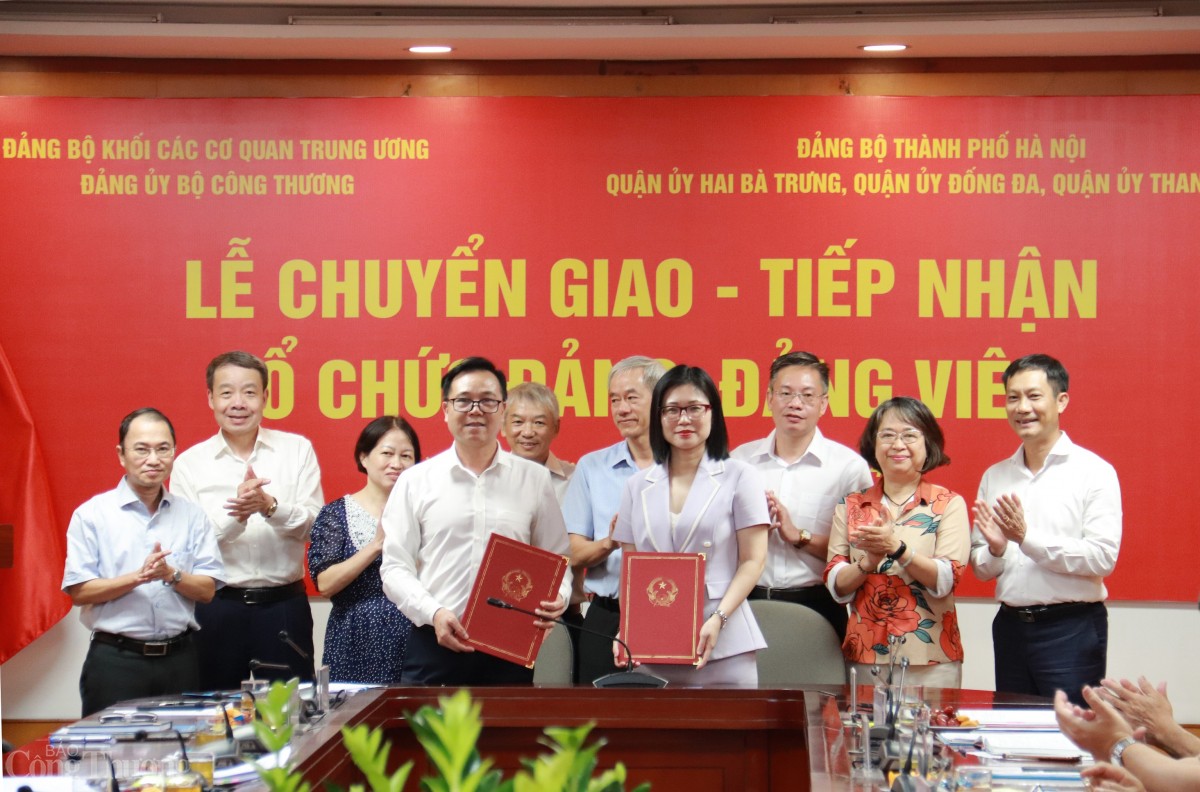 Lễ chuyển giao, tiếp nhận tổ chức đảng, đảng viên về trực thuộc các Quận ủy thuộc Thành ủy Hà Nội Lễ chuyển giao, tiếp nhận tổ chức đảng, đảng viên về trực thuộc các Quận ủy thuộc Thành ủy Hà Nội