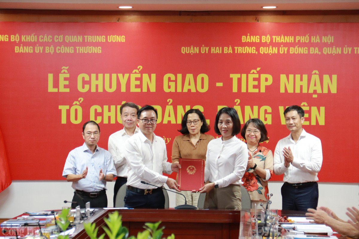 Lễ chuyển giao, tiếp nhận tổ chức đảng, đảng viên về trực thuộc các Quận ủy thuộc Thành ủy Hà Nội Lễ chuyển giao, tiếp nhận tổ chức đảng, đảng viên về trực thuộc các Quận ủy thuộc Thành ủy Hà Nội
