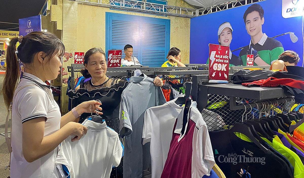 Nhiều chương trình khuyến mại cũng được các doanh nghiệp thời trang Việt đưa ra tại Lễ hội Nhiều chương trình khuyến mại cũng được các doanh nghiệp thời trang Việt đưa ra tại Lễ hội
