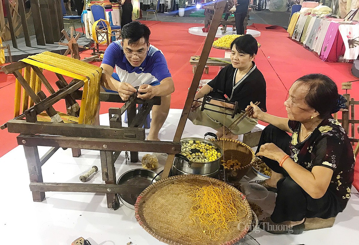 Khu trình diễn sản phẩm làng nghề của nghệ nhân Hà Nội Khu trình diễn sản phẩm làng nghề của nghệ nhân Hà Nội