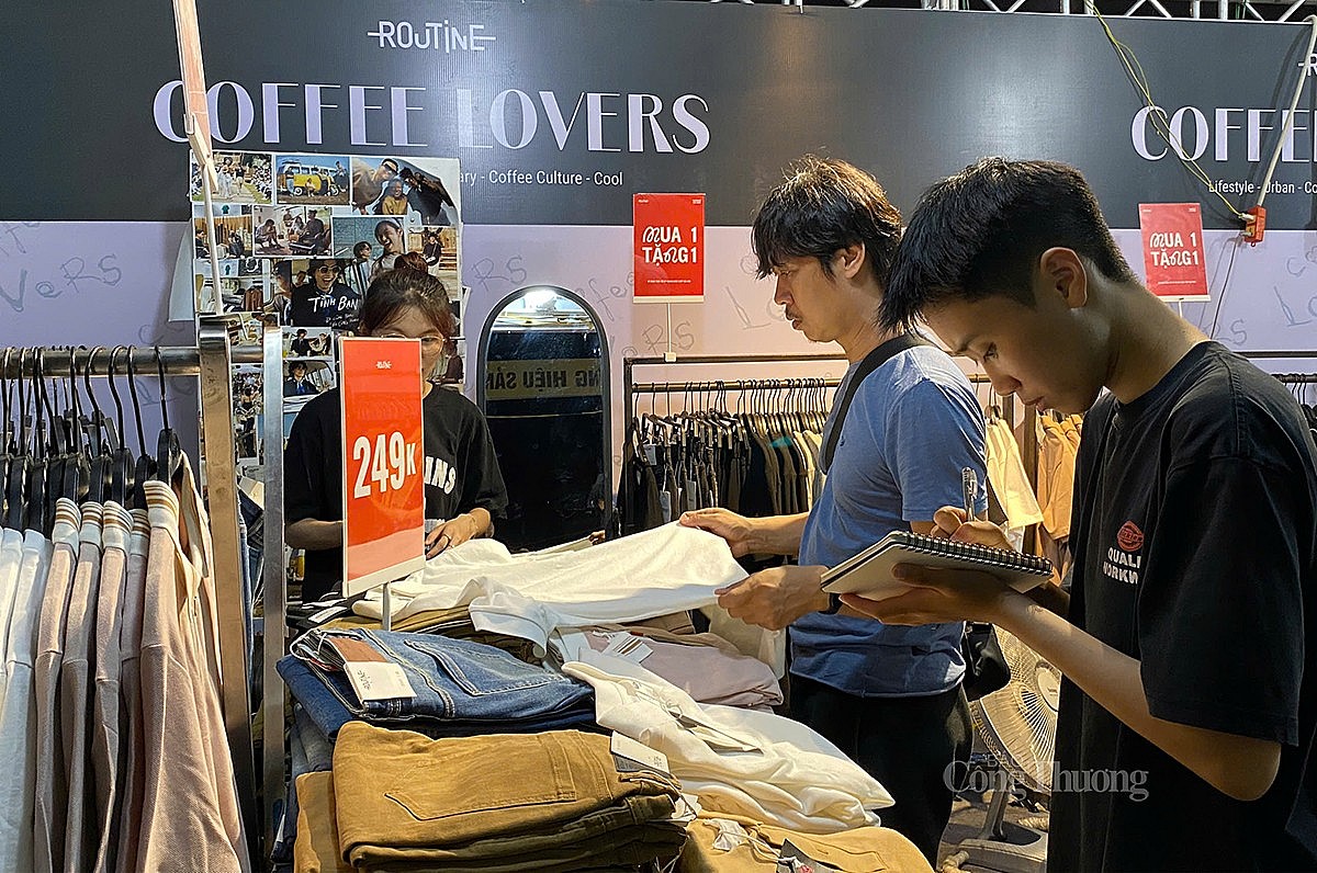 Nhiều chương trình khuyến mại cũng được các doanh nghiệp thời trang Việt đưa ra tại Lễ hội Nhiều chương trình khuyến mại cũng được các doanh nghiệp thời trang Việt đưa ra tại Lễ hội