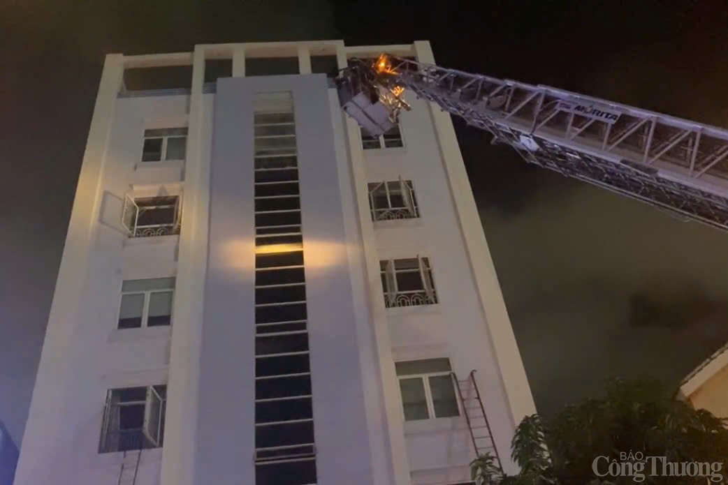 Lực lượng Phòng cháy chữa cháy và cứu nạn cứu hộ sử dụng xe thang để tiếp cận và chữa cháy Lực lượng Phòng cháy chữa cháy và cứu nạn cứu hộ sử dụng xe thang để tiếp cận và chữa cháy