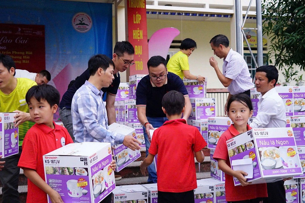 Sharp tiếp tục trao tặng 2.500 nồi cơm điện đến học sinh tỉnh Lào Cai Sharp tiếp tục trao tặng 2.500 nồi cơm điện đến học sinh tỉnh Lào Cai