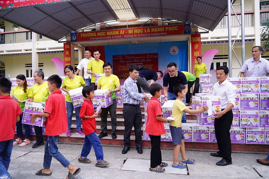 Sharp tiếp tục trao tặng 2.500 nồi cơm điện đến học sinh tỉnh Lào Cai Sharp tiếp tục trao tặng 2.500 nồi cơm điện đến học sinh tỉnh Lào Cai