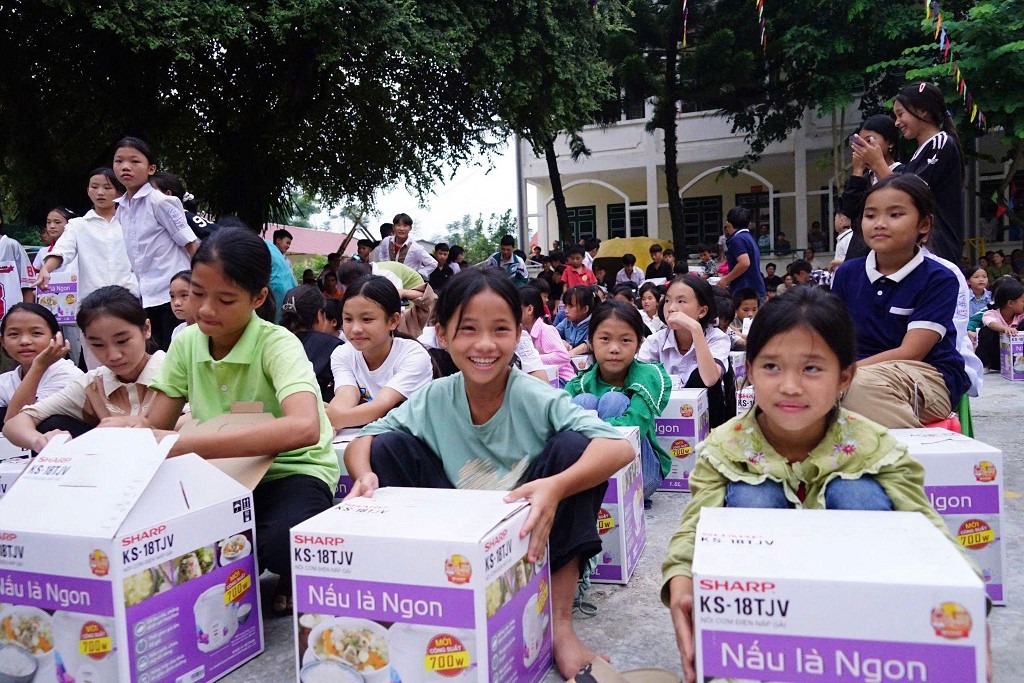 Sharp tiếp tục trao tặng 2.500 nồi cơm điện đến học sinh tỉnh Lào Cai Sharp tiếp tục trao tặng 2.500 nồi cơm điện đến học sinh tỉnh Lào Cai