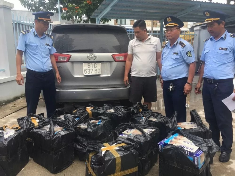 Từ nay đến cuối năm, các cơ quan chức năng, nhất là lực lượng Quản lý thị trường sẽ tăng cường công tác đấu tranh chống các hành vi vi phạm liên quan đến thuốc lá. Ảnh: QLTT Từ nay đến cuối năm, các cơ quan chức năng, nhất là lực lượng Quản lý thị trường sẽ tăng cường công tác đấu tranh chống các hành vi vi phạm liên quan đến thuốc lá. Ảnh: QLTT