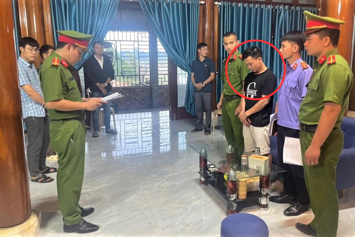 Tống đạt quyết định khởi tố đối với Nguyễn Trọng Khỏe. (Ảnh: Công an Hà Tĩnh) Tống đạt quyết định khởi tố đối với Nguyễn Trọng Khỏe. (Ảnh: Công an Hà Tĩnh)