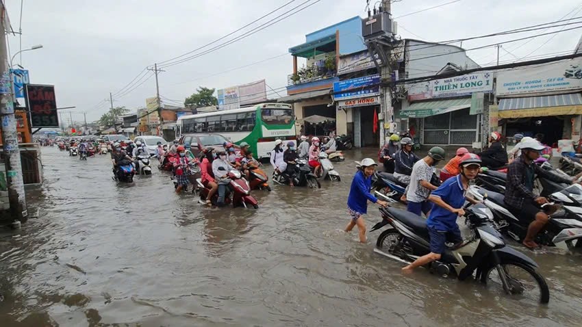 TP. Hồ Chí Minh: Triều cường và mưa lớn gây ngập nhiều tuyến đường