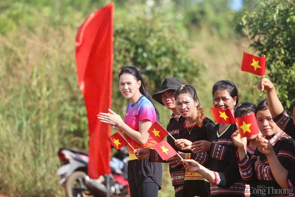 Hơn 550 chân chạy trải nghiệm cung đường xuyên rừng tuyệt đẹp tại Giải Việt dã ‘Chinh phục đỉnh Pờ Yầu’