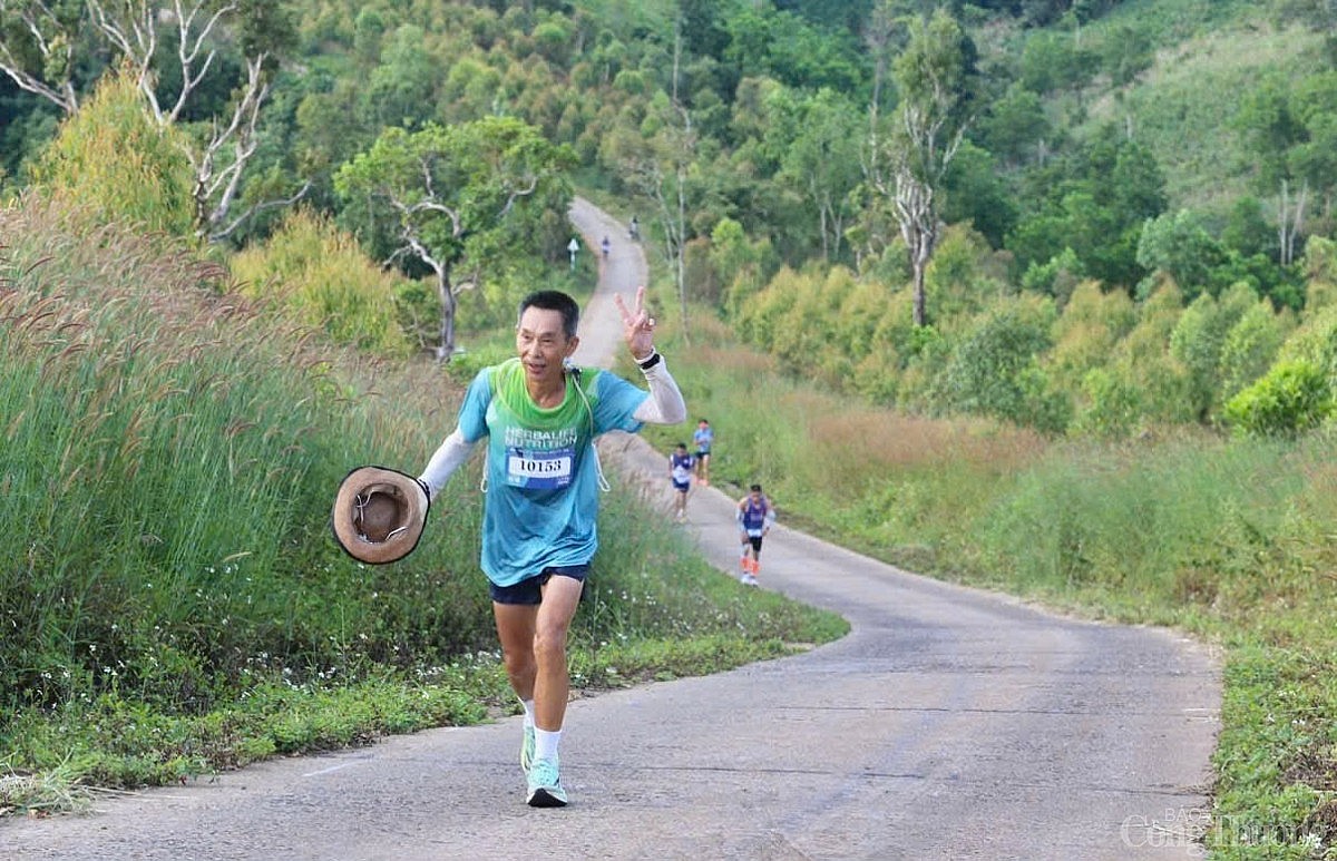 Hơn 550 chân chạy trải nghiệm cung đường xuyên rừng tuyệt đẹp tại Giải Việt dã ‘Chinh phục đỉnh Pờ Yầu’