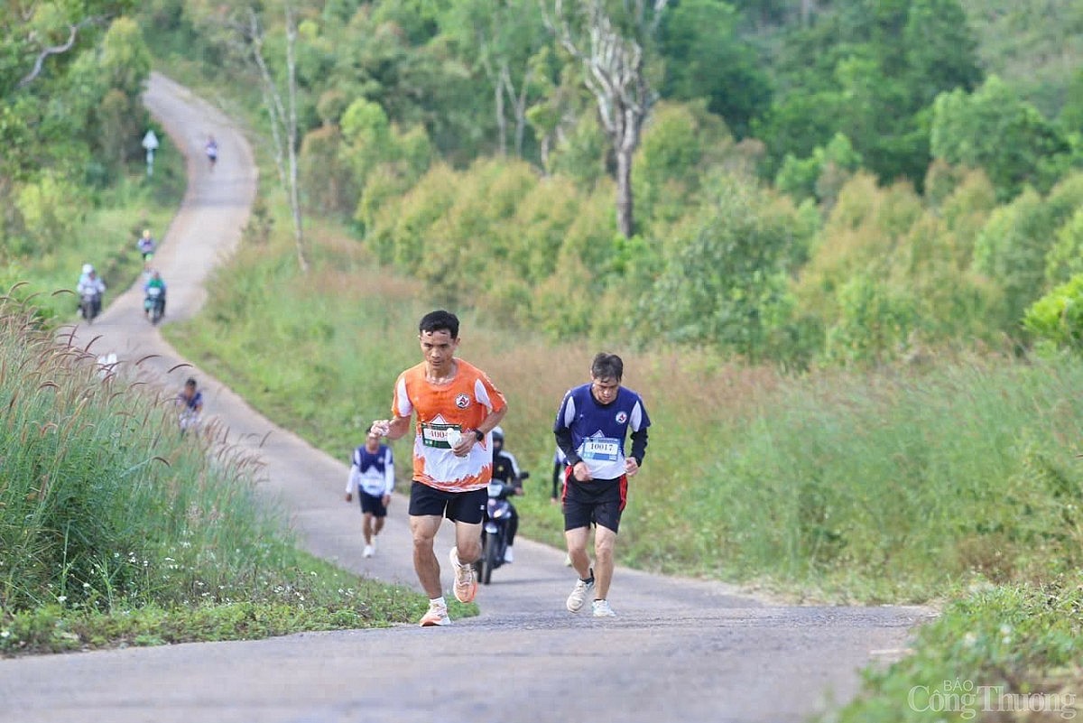 Hơn 550 chân chạy trải nghiệm cung đường xuyên rừng tuyệt đẹp tại Giải Việt dã ‘Chinh phục đỉnh Pờ Yầu’