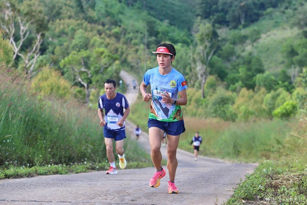 Hơn 550 chân chạy trải nghiệm cung đường xuyên rừng tuyệt đẹp tại Giải Việt dã ‘Chinh phục đỉnh Pờ Yầu’