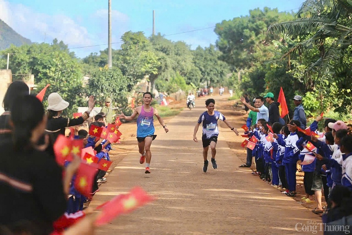 Hơn 550 chân chạy trải nghiệm cung đường xuyên rừng tuyệt đẹp tại Giải Việt dã ‘Chinh phục đỉnh Pờ Yầu’