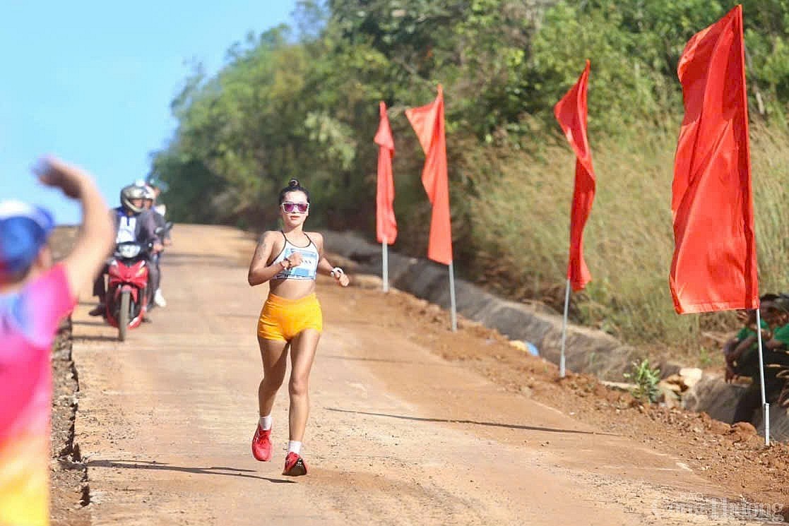 Hơn 550 chân chạy trải nghiệm cung đường xuyên rừng tuyệt đẹp tại Giải Việt dã ‘Chinh phục đỉnh Pờ Yầu’