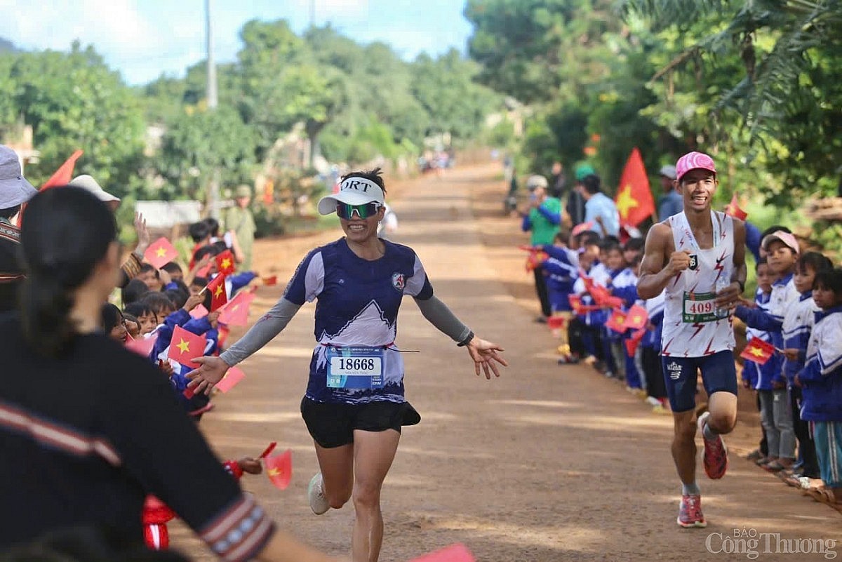 Hơn 550 chân chạy trải nghiệm cung đường xuyên rừng tuyệt đẹp tại Giải Việt dã ‘Chinh phục đỉnh Pờ Yầu’