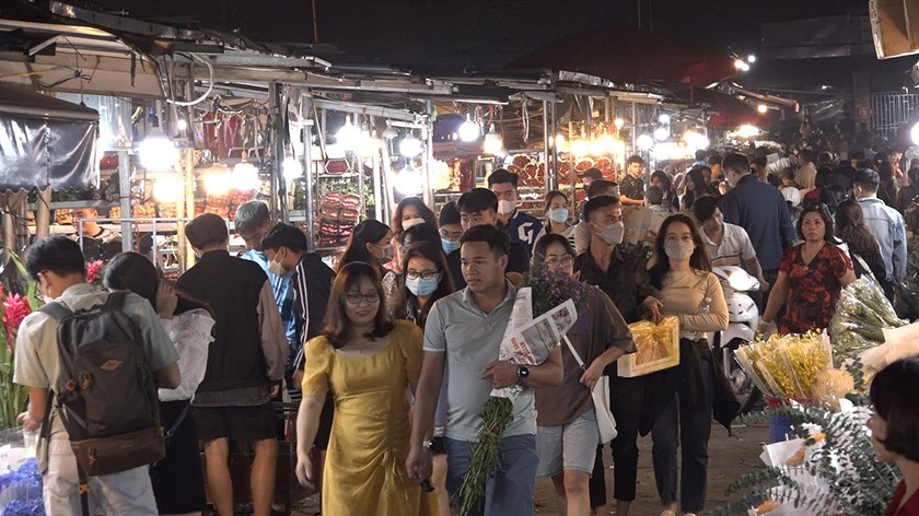 Thị trường hoa ngày 20/10: Chợ hoa Quảng Bá, Quảng An chật kín người, giá hoa tăng chóng mặt Thị trường hoa ngày 20/10: Chợ hoa Quảng Bá, Quảng An chật kín người, giá hoa tăng chóng mặt