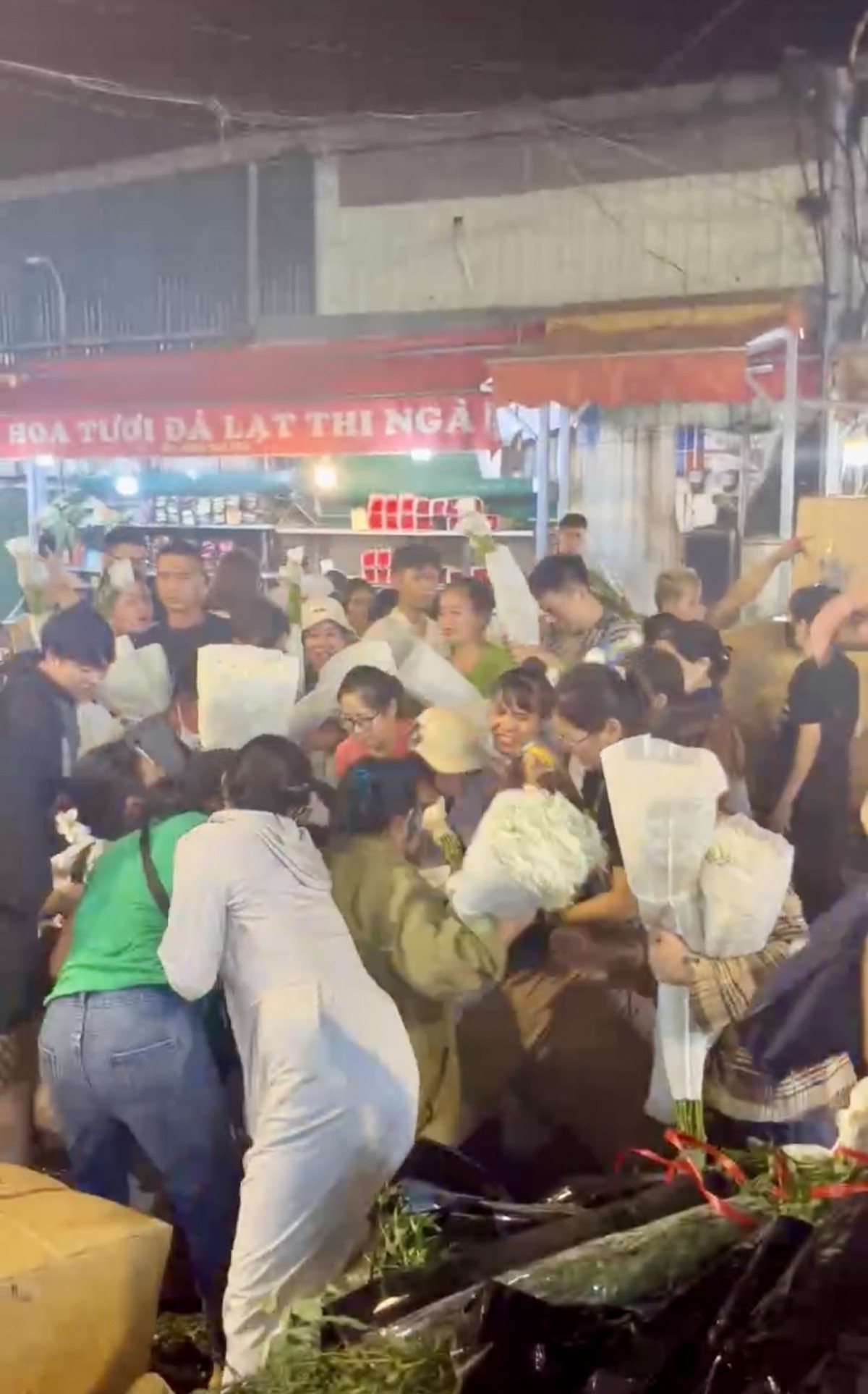 Thị trường hoa ngày 20/10: Chợ hoa Quảng Bá, Quảng An chật kín người, giá hoa tăng chóng mặt Thị trường hoa ngày 20/10: Chợ hoa Quảng Bá, Quảng An chật kín người, giá hoa tăng chóng mặt