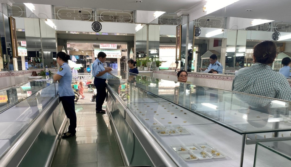 Lực lượng QLTT TP Hồ Chí Minh kiểm tra đột xuất các cửa hàng kinh doanh vàng trên địa bàn Quận 5. Ảnh: QLTT Lực lượng QLTT TP Hồ Chí Minh kiểm tra đột xuất các cửa hàng kinh doanh vàng trên địa bàn Quận 5. Ảnh: QLTT