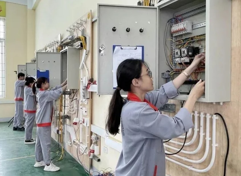 Phụ nữ ngày càng tham gia sâu trong các lĩnh vực công nghệ, năng lượng. Phụ nữ ngày càng tham gia sâu trong các lĩnh vực công nghệ, năng lượng.