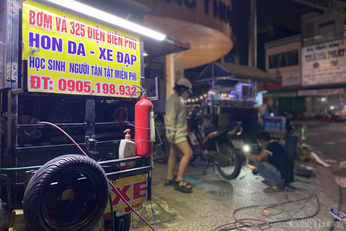 Tiệm sửa xe của ông Trần Viết Hùng nằm trên đường Điện Biên Phủ (quận Thanh Khê, TP. Đà Nẵng) Tiệm sửa xe của ông Trần Viết Hùng nằm trên đường Điện Biên Phủ (quận Thanh Khê, TP. Đà Nẵng)