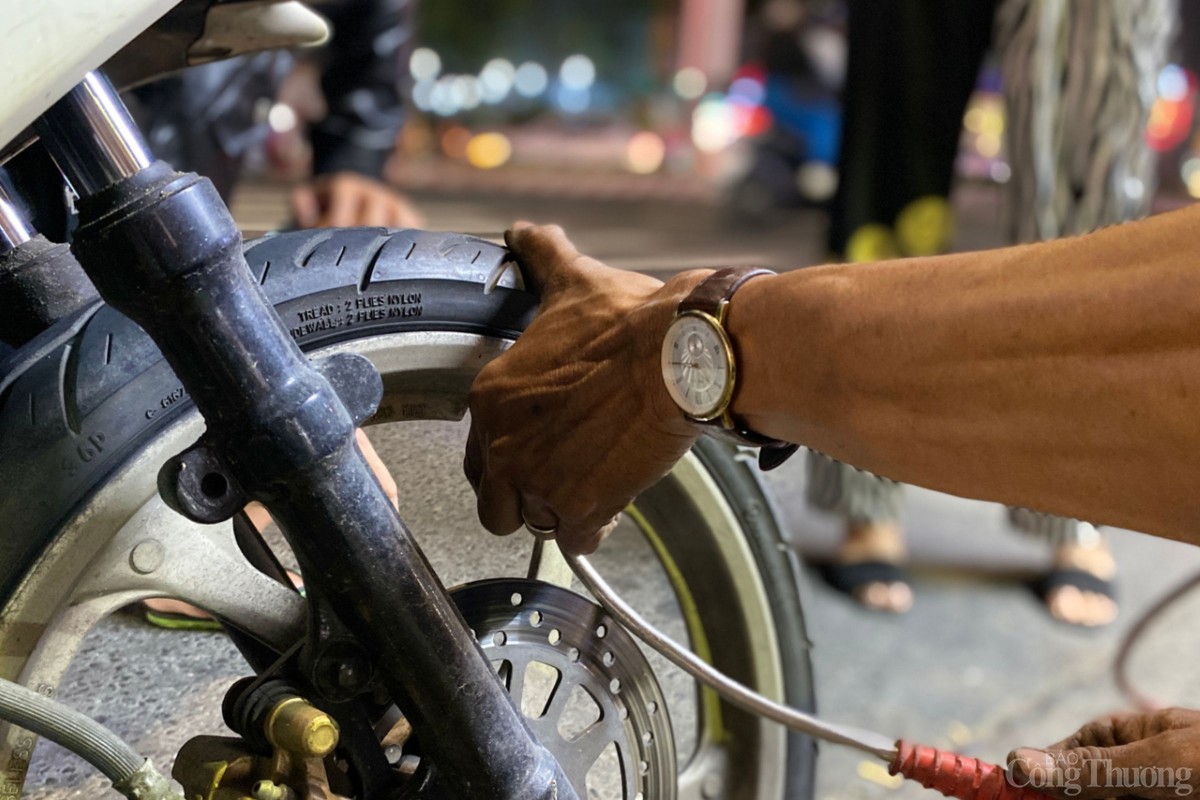 Đôi bàn tay chai sần, bám đầy bụi đất của ông Hùng luôn thoăn thoắt, không biết mệt mỏi, giúp đỡ người khó khăn Đôi bàn tay chai sần, bám đầy bụi đất của ông Hùng luôn thoăn thoắt, không biết mệt mỏi, giúp đỡ người khó khăn