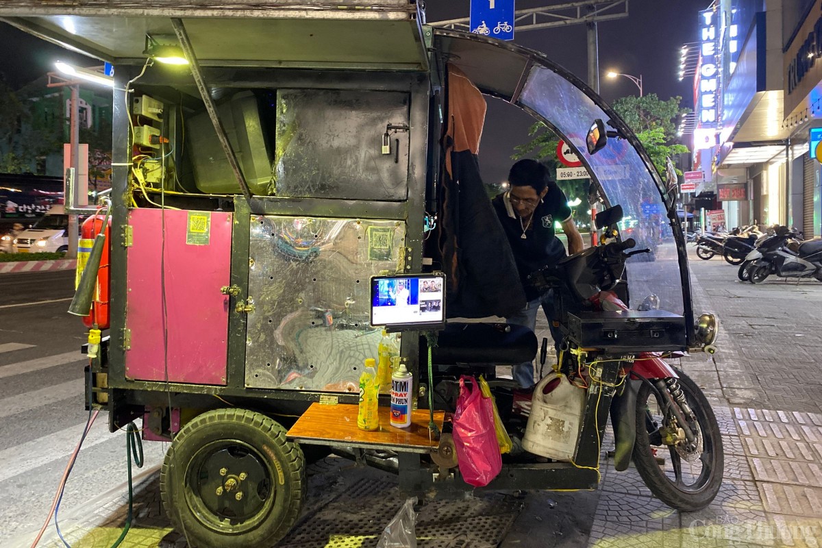 ‘Tiệm’ sửa xe di dộng tự chế là người bạn suốt 30 năm qua gắn bó cùng ông trong hành trình mang yêu thương đến với mọi người ‘Tiệm’ sửa xe di dộng tự chế là người bạn suốt 30 năm qua gắn bó cùng ông trong hành trình mang yêu thương đến với mọi người