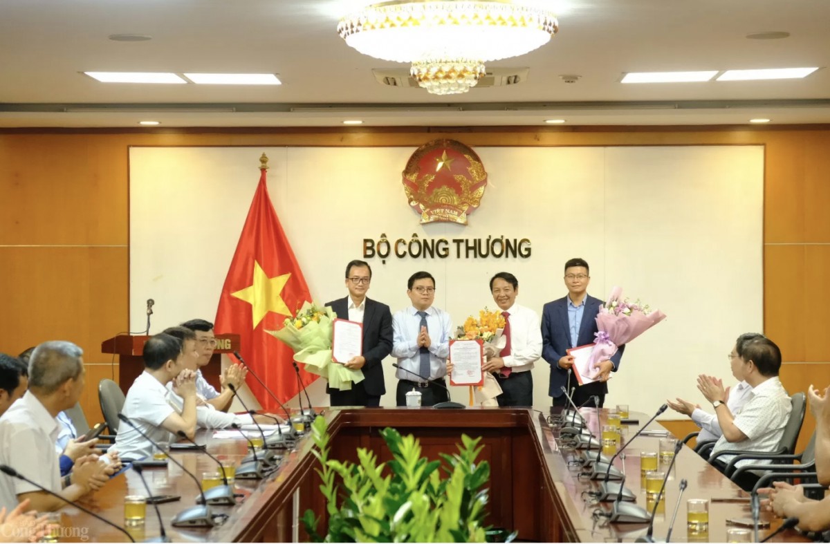 Nhân sự Trung ương: Quốc hội bầu Chủ tịch nước hôm nay; nhiều tướng lĩnh Công an, Quân đội được thăng cấp Nhân sự Trung ương: Quốc hội bầu Chủ tịch nước hôm nay; nhiều tướng lĩnh Công an, Quân đội được thăng cấp