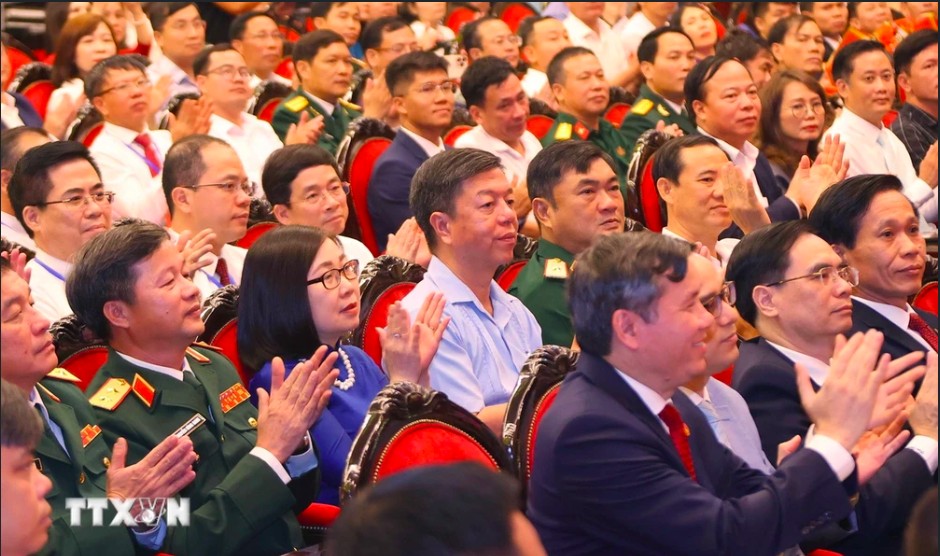 Bảo vệ nền tảng tư tưởng hướng tới mục tiêu 100 năm dưới sự lãnh đạo của Đảng Bảo vệ nền tảng tư tưởng hướng tới mục tiêu 100 năm dưới sự lãnh đạo của Đảng