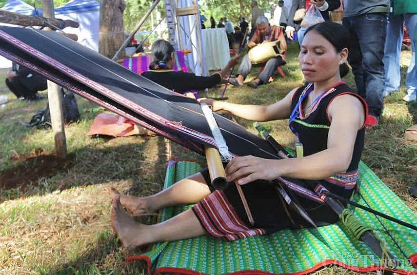 Chùm ảnh: Xem nghệ nhân Bahnar ở Gia Lai thi đan lát, dệt thổ cẩm truyền thống