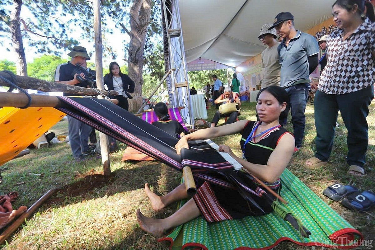 Chùm ảnh: Xem nghệ nhân Bahnar ở Gia Lai thi đan lát, dệt thổ cẩm truyền thống